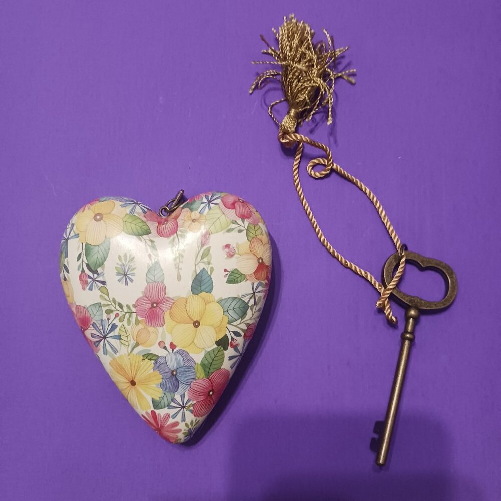 Demdaco ART HEARTS Love Colorful Flowers Heart Ornament Goldtone Key
